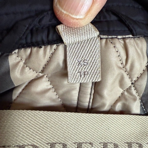 Burberry Black Quilted Women's Coat - Picture 10 of 10